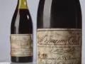 Deux bouteilles de vin Romanée-Conti, dont une avec une étiquette ancienne et jaunie.