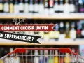 Le savour club vous aide à choisir un vin en supermarché. Une sélection de bouteilles floues en arrière-plan.