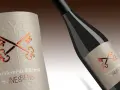 Bouteille de vin avec étiquette ornée de clés croisées, évoquant le pays d'Oc. "Visiblement différent" par INES&SENS.