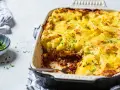 Parmentier de canard, un plat réconfortant. Quel vin avec parmentier de canard ? Un rouge fruité comme un Pinot Noir serait parfait.