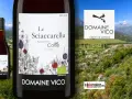 Bouteille de vin rouge "Le Sciaccarellu" du Domaine Vico, un cépage corse rouge, sur fond de paysage montagneux.