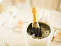 Bouteille de champagne Cattier Brut dans un seau à glace, prête pour une dégustation. Avis positif garanti !