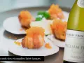 Quel vin avec noix de Saint-Jacques poêlées ? Un Chablis Premier Cru William Fèvre, parfait pour sublimer ces délices marins.