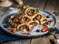 Crêpes roulées au chocolat, garnies de fraises et myrtilles. Parfaites pour savoir que boire avec des crêpes sucrées.