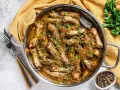 Un plat de poularde mijotée, garnie d'herbes fraîches. Quel vin avec une poularde ? Un blanc sec ou un rouge léger serait parfait.