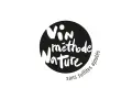 Logo noir et blanc : "Vin méthode Nature" dans un cercle, avec "sans sulfites ajoutés" en arc de cercle.