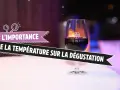 Verre de vin Cotes du Rhone sur une table enneigée, illustrant l'importance de la température sur la dégustation.