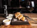 Un plat de viande blanche savoureux, servi avec trois sauces et un verre de vin rouge. La question est : quel vin avec viande blanche ?