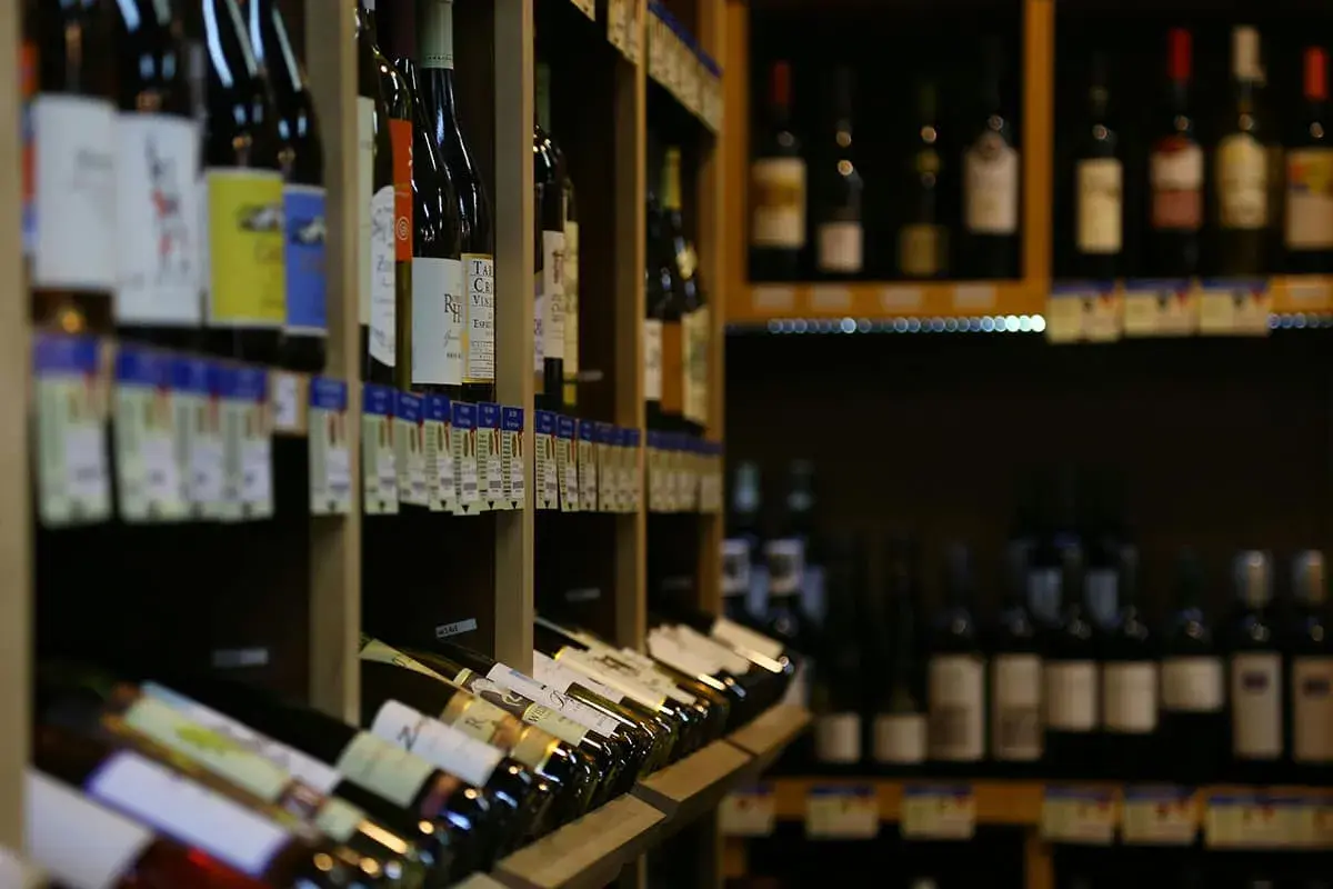 Rayons de bouteilles de vin, prêtes pour la foire aux vins. Des étiquettes colorées et des prix invitent à la dégustation.