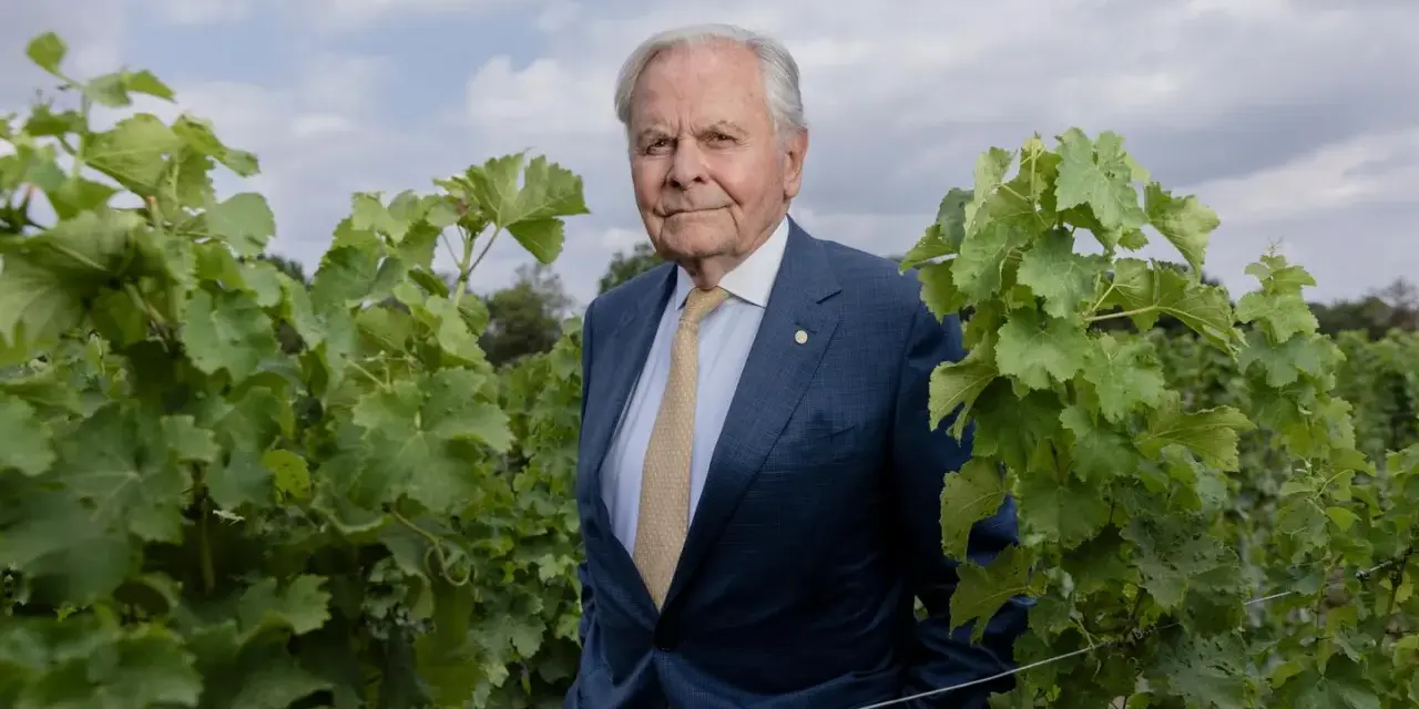 Bernard Magrez, un homme d'affaires visionnaire, pose au milieu de ses vignes luxuriantes, un symbole de son héritage viticole.