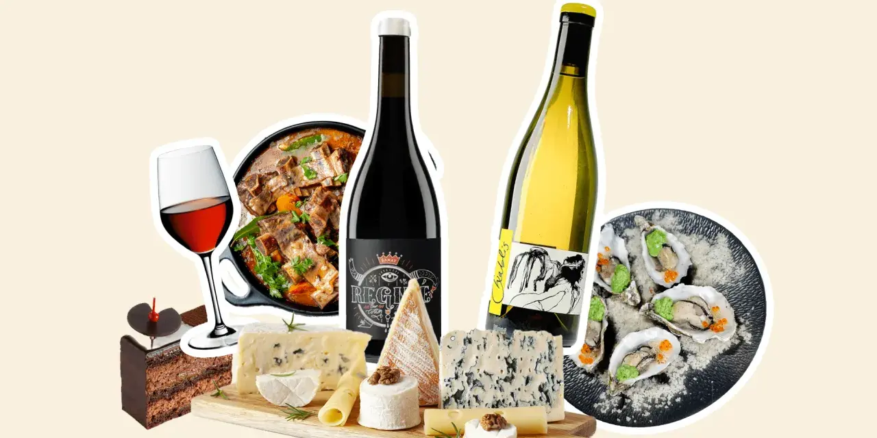 Un festin visuel : un plat mijoté, des huîtres, un gâteau au chocolat, des fromages variés et des bouteilles de vin. Un parfait accord mets vins.