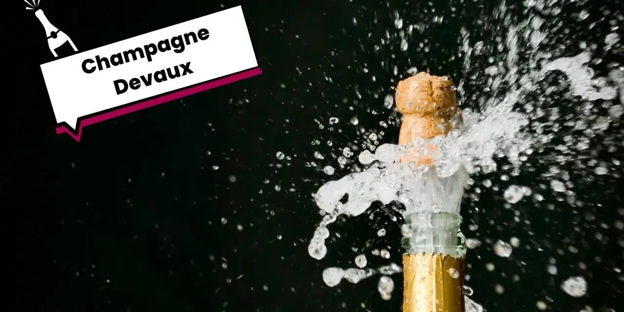 Bouchon de champagne Devaux jaillissant avec des éclaboussures.