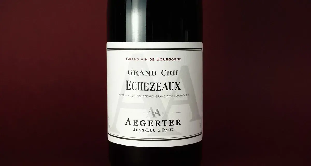 Bouteille de Grand Cru Echezeaux, un vin de Bourgogne de la maison Aegerter.