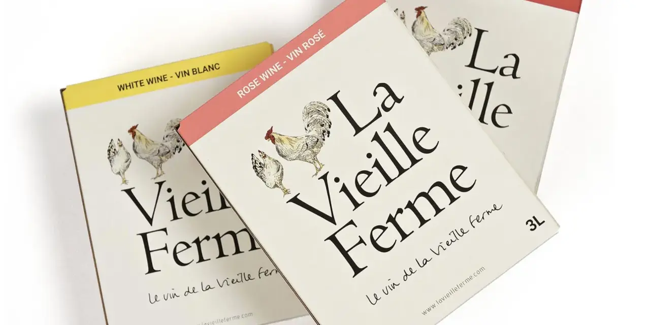 Trois cartons de vin "La Vieille Ferme" (blanc, rosé, rouge) avec des illustrations de poules.