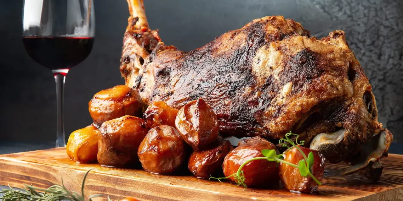 Gigot d'agneau rôti, pommes de terre grenaille et un verre de vin rouge. La question est : que boire avec un gigot d'agneau ?