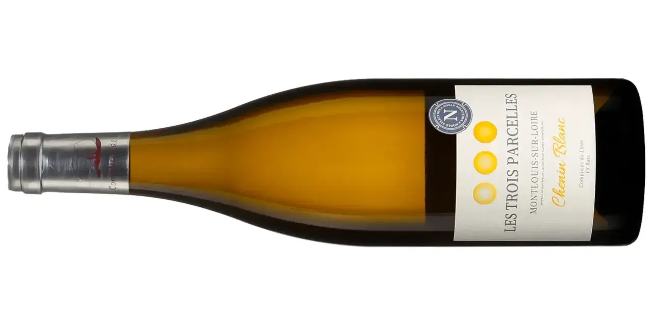 Bouteille de Chenin Blanc "Les Trois Parcelles". Pour savoir si un vin blanc est sec, regardez l'étiquette : "Complices de Loire" suggère un vin sec.