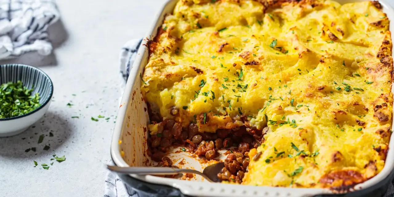 Parmentier de canard, un plat réconfortant. Quel vin avec parmentier de canard ? Un rouge fruité comme un Pinot Noir serait parfait.