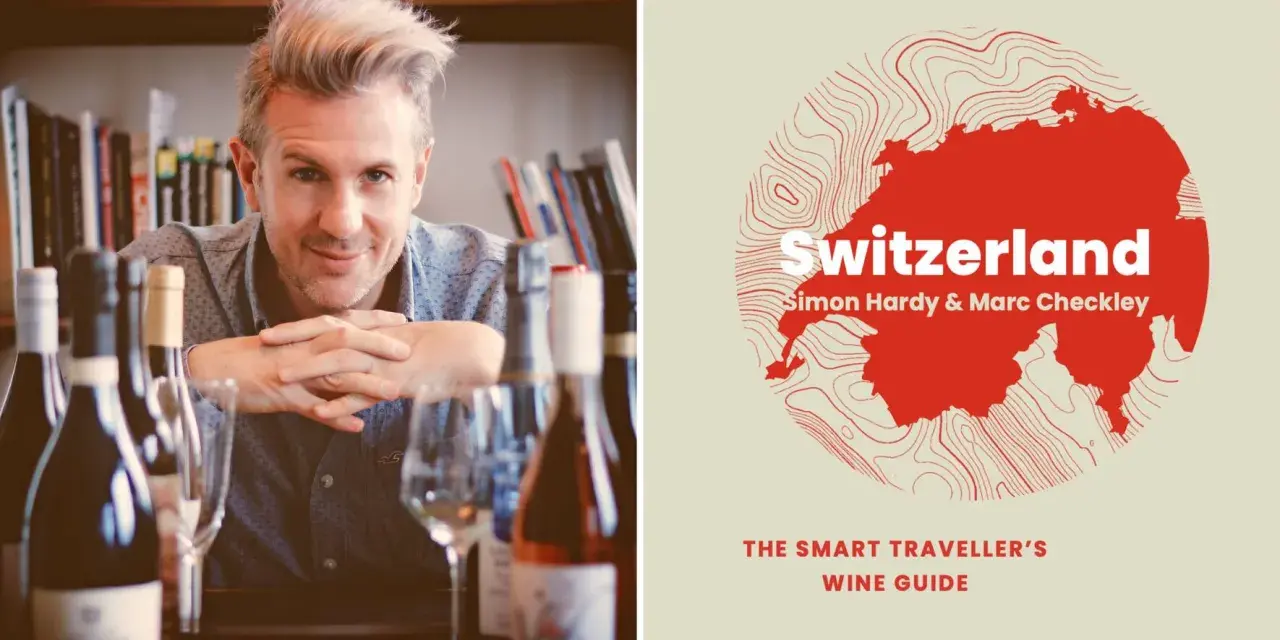 Un homme souriant pose devant des bouteilles de vin, à côté d'une carte de la Suisse stylisée, annonçant un guide sur le vin suisse.