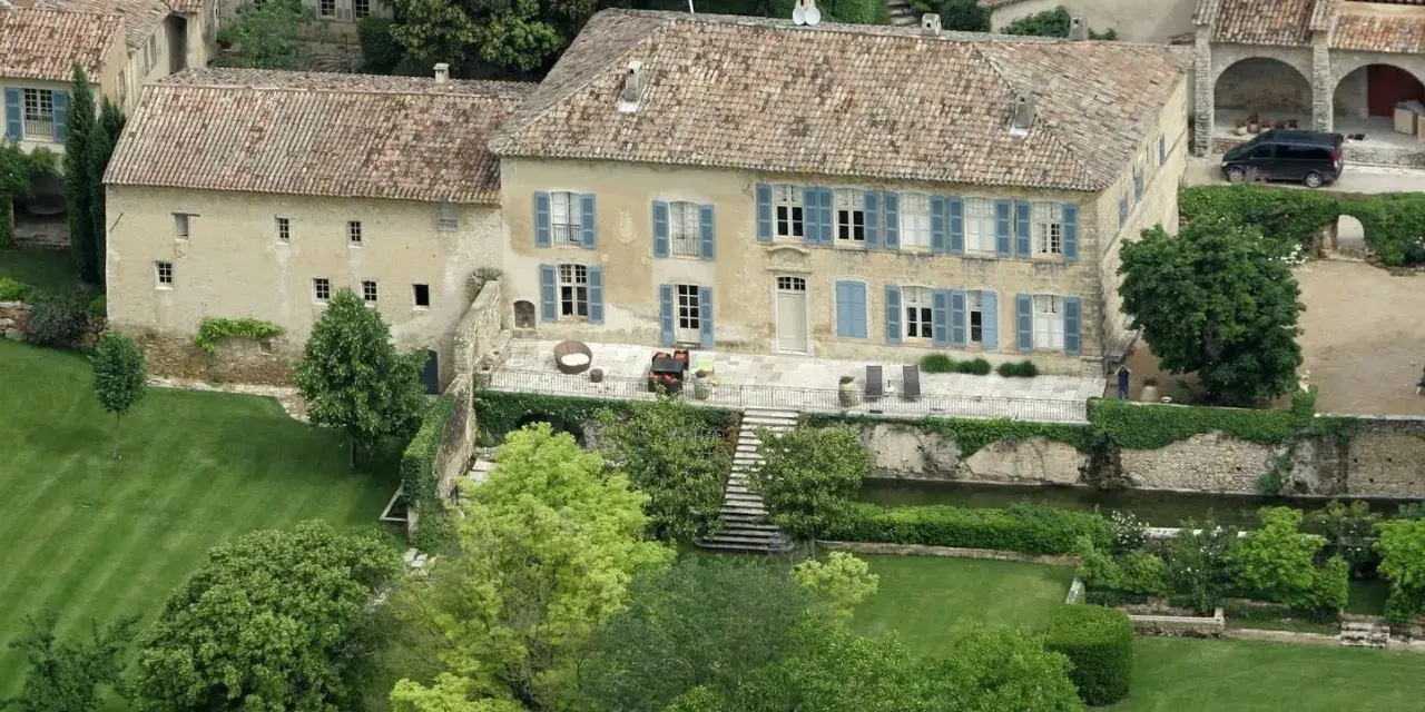 Vue aérienne du domaine du Canadel à Brignoles, propriété de Brad Pitt. Belle demeure provençale avec jardin verdoyant.