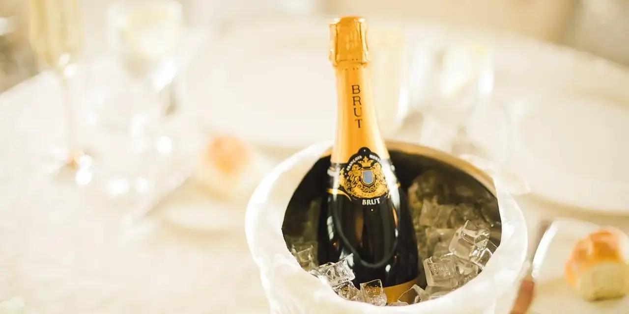 Bouteille de champagne Cattier Brut dans un seau à glace, prête pour une dégustation. Avis positif garanti !