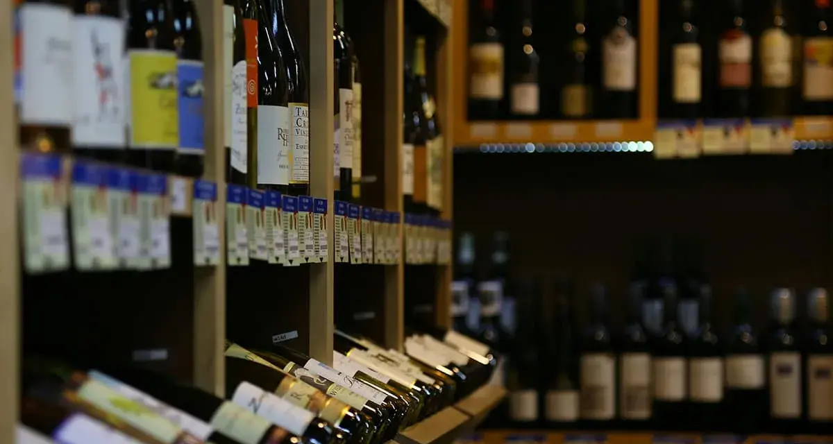 Rayons de bouteilles de vin, prêtes pour la foire aux vins. Des étiquettes colorées et des prix invitent à la dégustation.