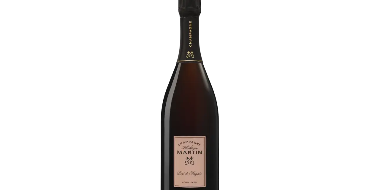 Bouteille de Champagne Philippe Martin Rosé de Saignée. Ce type de vin rosé est obtenu par macération, une méthode qui lui confère sa couleur et ses arômes.