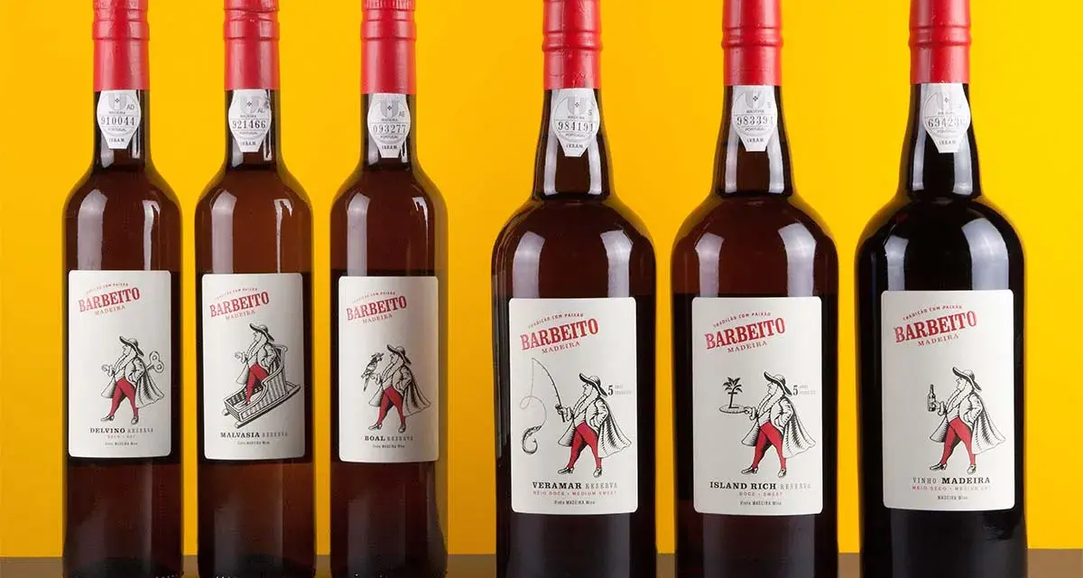 Six bouteilles de madère alcool Barbeito, avec des étiquettes illustrant des scènes traditionnelles de l'île.