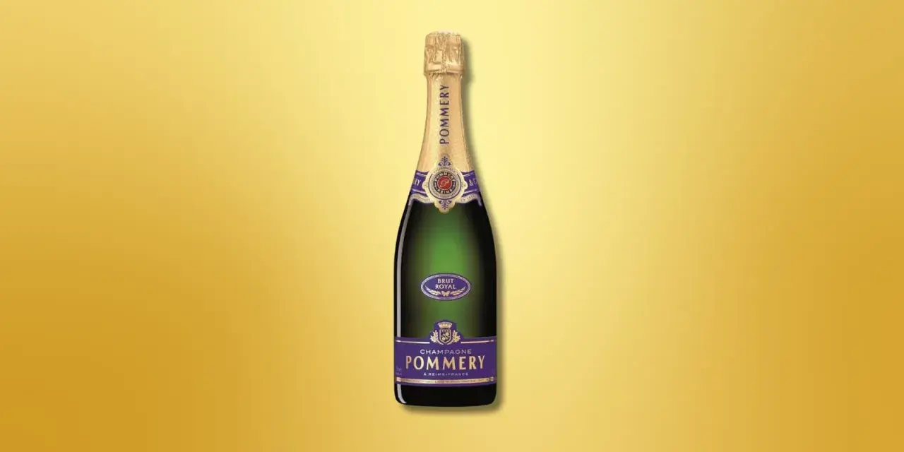 Bouteille de champagne Pommery Brut Royal, le champagne le plus vendu au monde, sur fond doré.