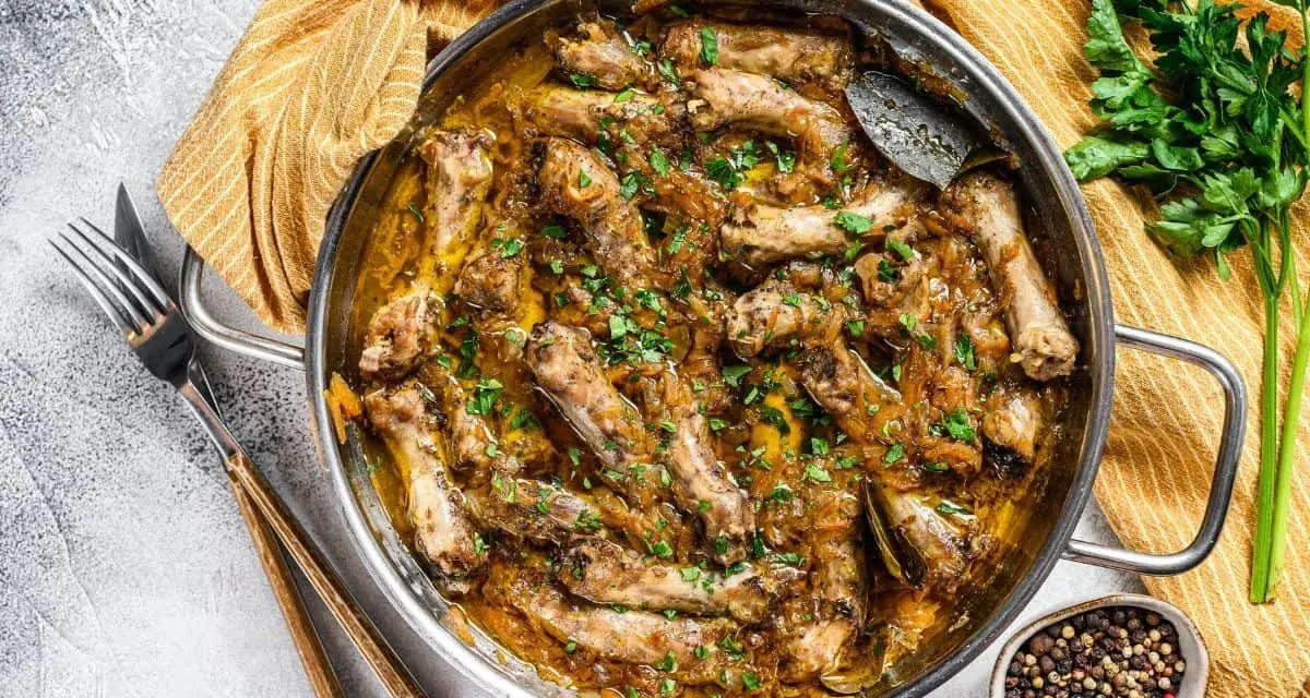 Un plat de poularde mijotée, garnie d'herbes fraîches. Quel vin avec une poularde ? Un blanc sec ou un rouge léger serait parfait.