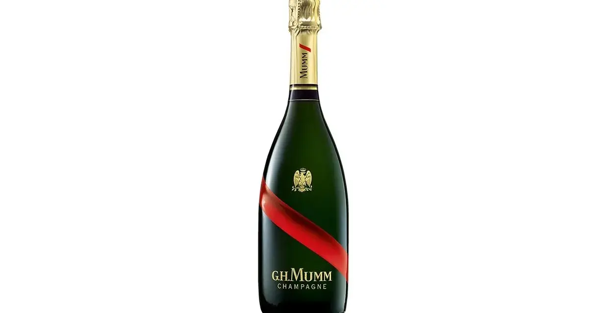 Bouteille de champagne G.H. Mumm, reconnaissable à son ruban rouge iconique. Un avis sur ce champagne mumm est souvent positif.