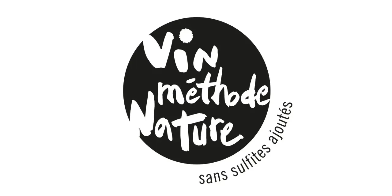 Logo noir et blanc : "Vin méthode Nature" dans un cercle, avec "sans sulfites ajoutés" en arc de cercle.