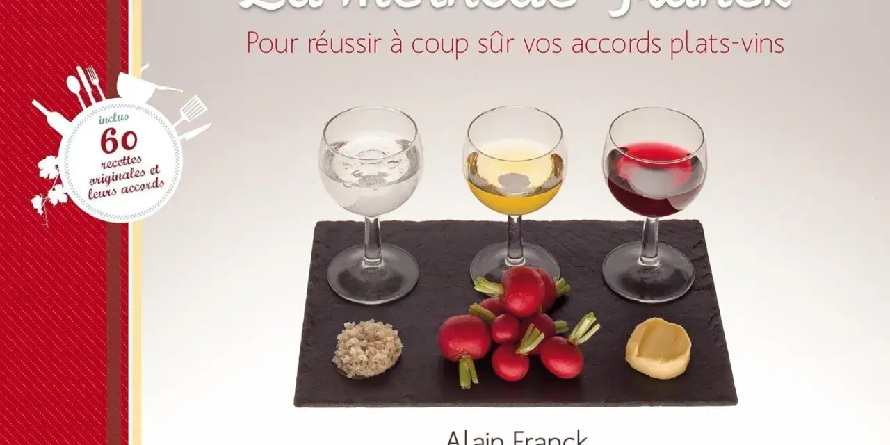 Trois verres de vin (blanc, jaune, rouge) et des mets sur une ardoise, illustrant la méthode Franck pour des accords mets et vin réussis.