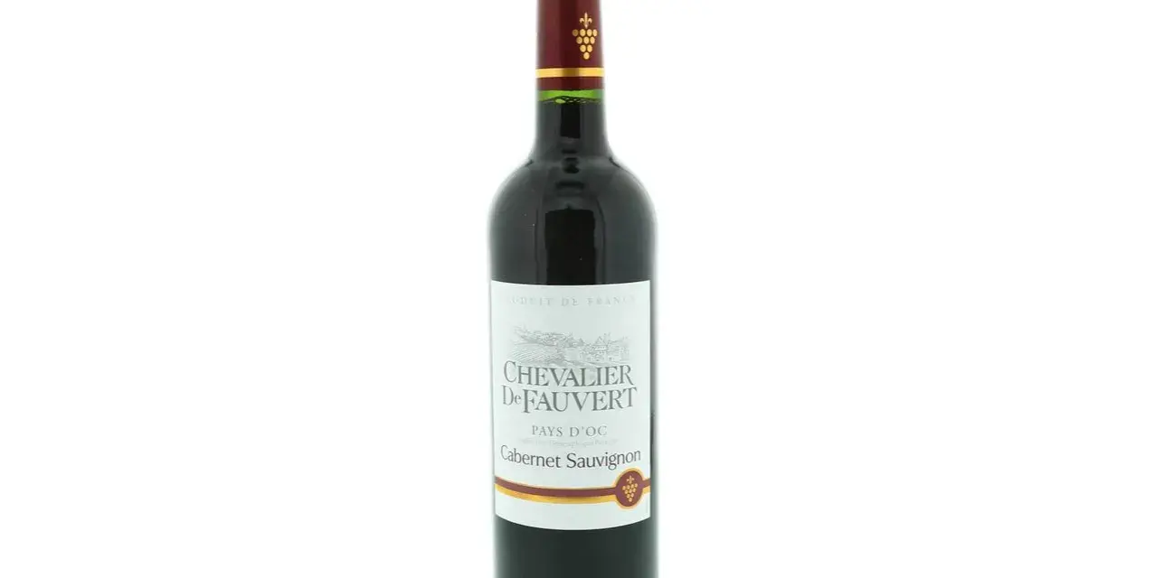 Bouteille de vin rouge, un **cabernet sauvignon** fruité de France, étiquette Chevalier De Fauvert, Pays d'Oc.