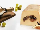 Une bouteille de vin blanc, des raisins et des figues accompagnent ce foie gras. La question est : que boire avec du foie gras ?