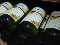 Bouteilles de vin d'Alsace "4 Saisons Pinot Gris" d'André Ancel, prêtes à être dégustées. Un quart de vin pour chaque saison.