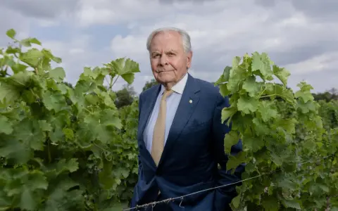 Bernard Magrez, un homme d'affaires visionnaire, pose au milieu de ses vignes luxuriantes, un symbole de son héritage viticole.
