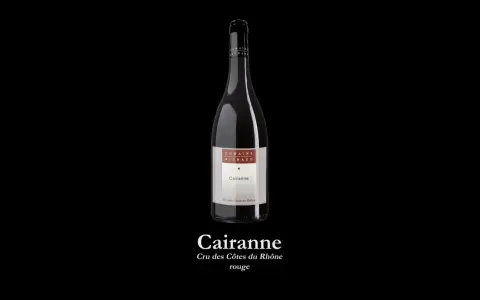 Bouteille de vin rouge Cairanne du Domaine Richaud, cru des Côtes du Rhône.