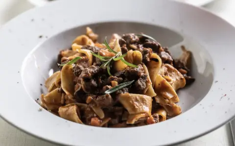 Pâtes fraîches avec un riche civet de bœuf mijoté dans du vin rouge, garni de romarin. Un plat réconfortant parfait pour les soirées d'automne.