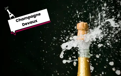Bouchon de champagne Devaux jaillissant avec des éclaboussures.
