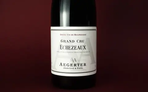 Bouteille de Grand Cru Echezeaux, un vin de Bourgogne de la maison Aegerter.
