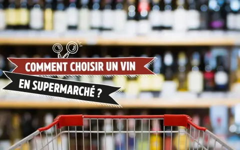Le savour club vous aide à choisir un vin en supermarché. Une sélection de bouteilles floues en arrière-plan.