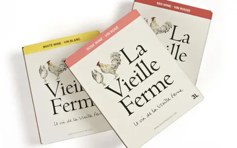 Trois cartons de vin "La Vieille Ferme" (blanc, rosé, rouge) avec des illustrations de poules.