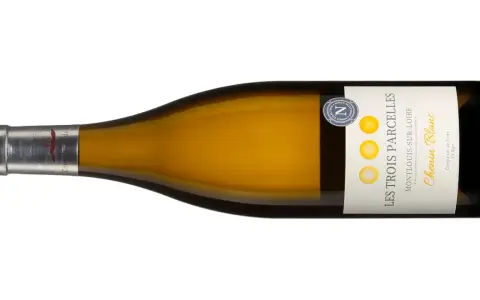 Bouteille de Chenin Blanc "Les Trois Parcelles". Pour savoir si un vin blanc est sec, regardez l'étiquette : "Complices de Loire" suggère un vin sec.
