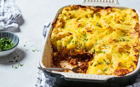 Parmentier de canard, un plat réconfortant. Quel vin avec parmentier de canard ? Un rouge fruité comme un Pinot Noir serait parfait.