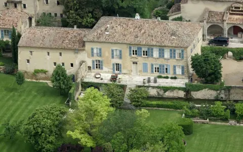 Vue aérienne du domaine du Canadel à Brignoles, propriété de Brad Pitt. Belle demeure provençale avec jardin verdoyant.