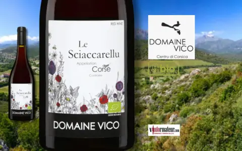 Bouteille de vin rouge "Le Sciaccarellu" du Domaine Vico, un cépage corse rouge, sur fond de paysage montagneux.