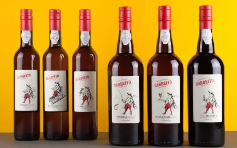 Six bouteilles de madère alcool Barbeito, avec des étiquettes illustrant des scènes traditionnelles de l'île.