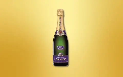 Bouteille de champagne Pommery Brut Royal, le champagne le plus vendu au monde, sur fond doré.