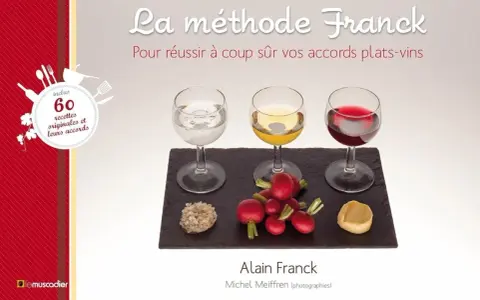 Trois verres de vin (blanc, jaune, rouge) et des mets sur une ardoise, illustrant la méthode Franck pour des accords mets et vin réussis.