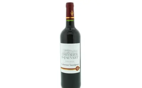 Bouteille de vin rouge, un **cabernet sauvignon** fruité de France, étiquette Chevalier De Fauvert, Pays d'Oc.